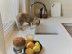 Dirbtinio akmens virtuvės stalviršis. Su kačiuku.