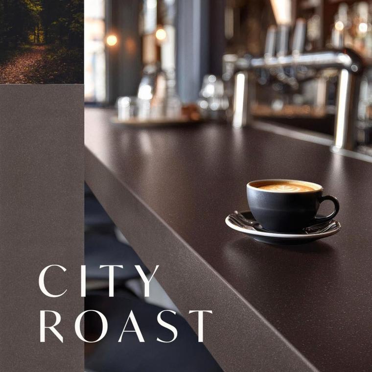 Corian City Roast baro stalviršis su kavos puodeliu