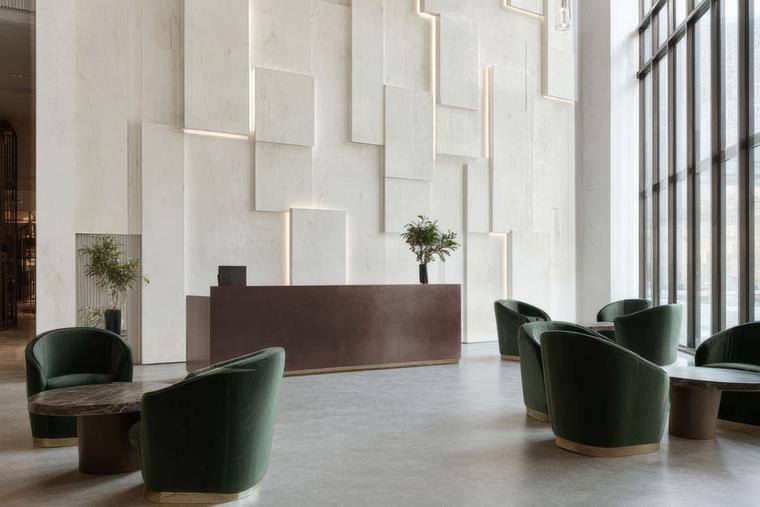Corian Artista Drift sienų apdaila ir Artista Mocha recepcijos stalas viešbučio fojė