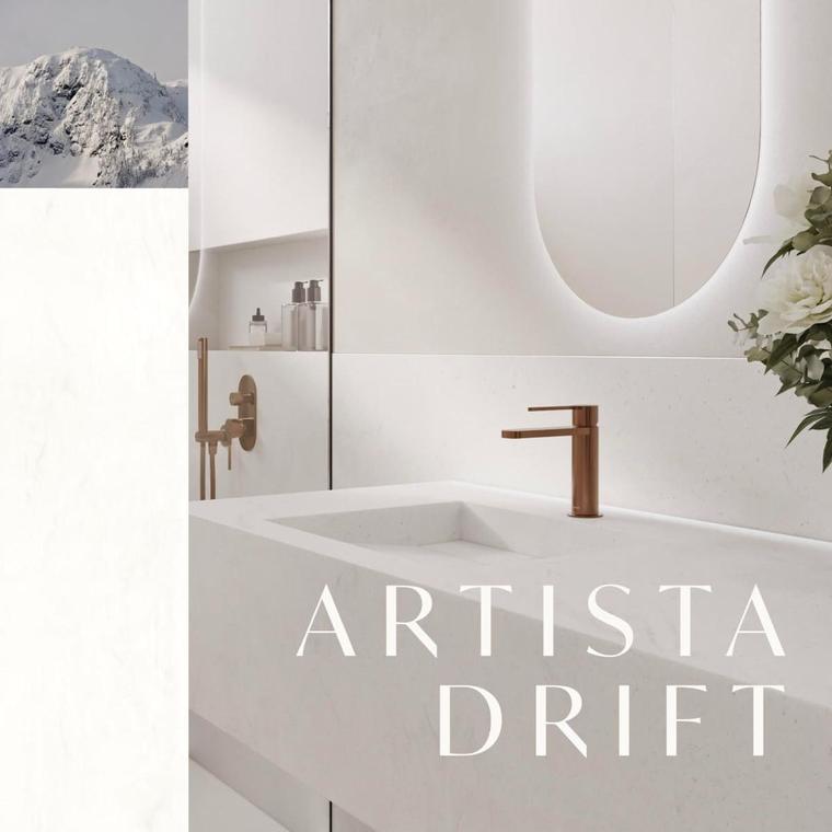 Corian Artista Drift praustuvas ir stalviršis vonios kambaryje su vario spalvos maišytuvu